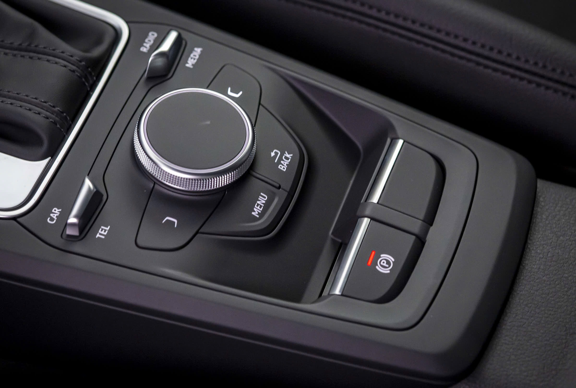 
								Audi Q2 full									