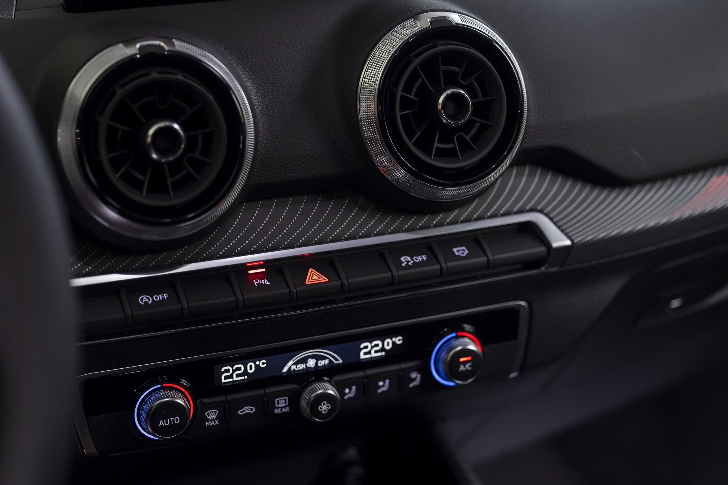 
								Audi Q2 full									